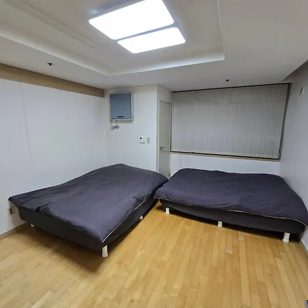 2 Queen Beds, 5 Min Walk From Gangnam St, Spacious House, Convenience Store